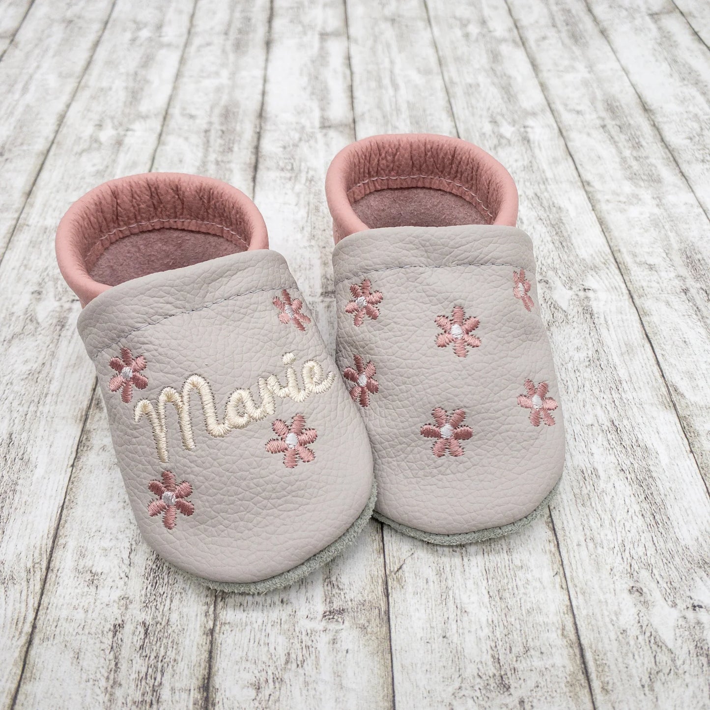 Krabbelschuhe aus Leder - personalisierbar mit Blumen