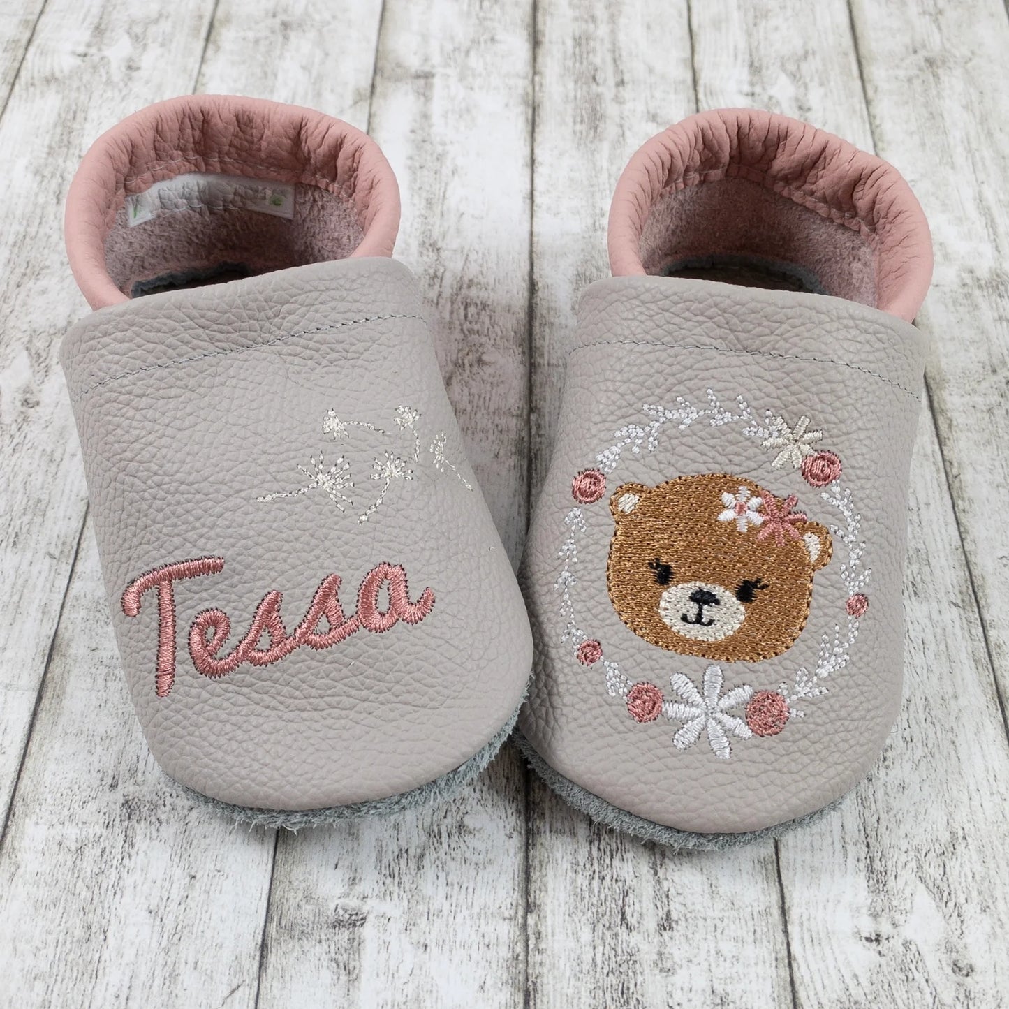 Krabbelschuhe aus Leder - personalisierbar mit Bär & Blumenkranz