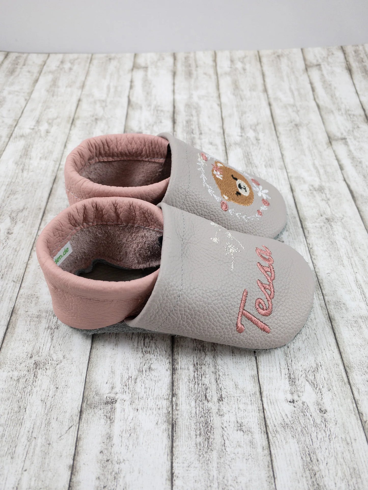 Krabbelschuhe aus Leder - personalisierbar mit Bär & Blumenkranz