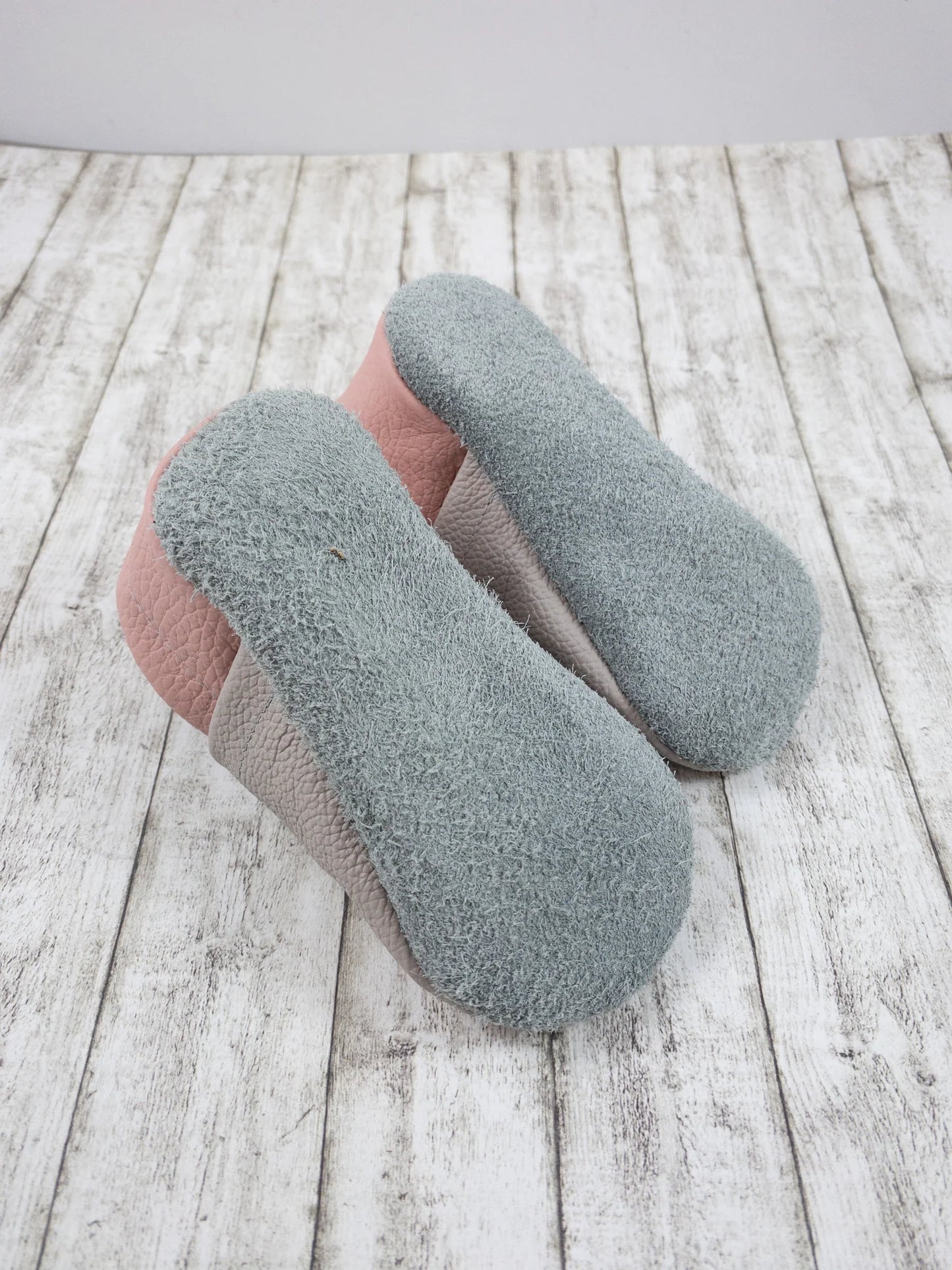 Krabbelschuhe aus Leder - personalisierbar mit Bär & Blumenkranz