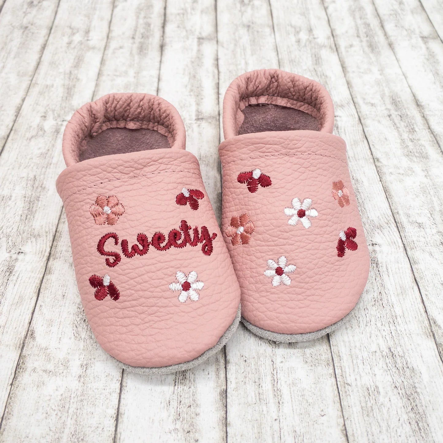 Krabbelschuhe aus Leder - personalisierbar mit Blumen