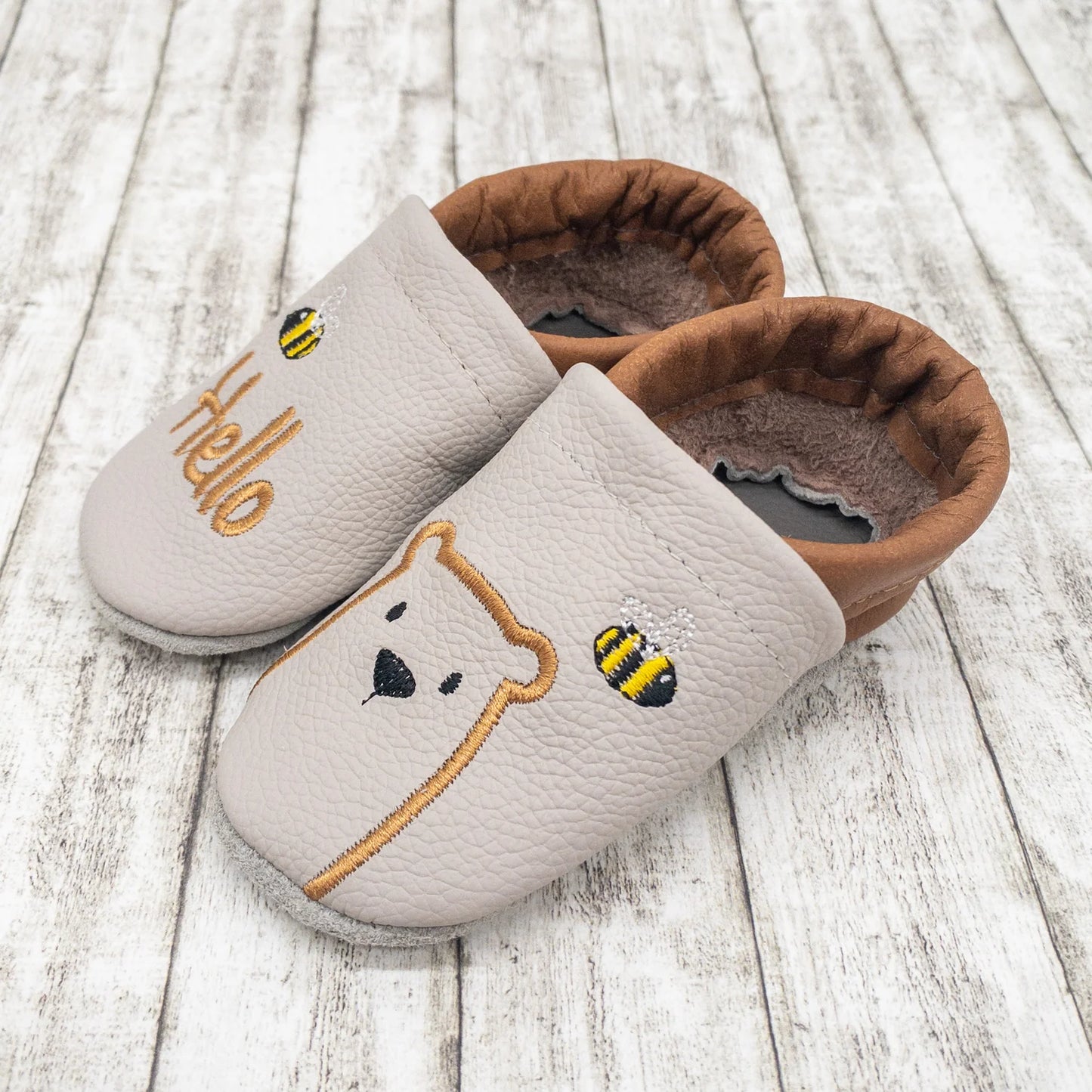 Krabbelschuhe aus Leder - personalisierbar mit Bär & Biene