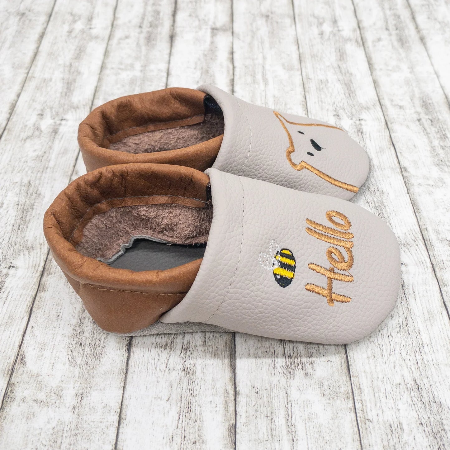 Krabbelschuhe aus Leder - personalisierbar mit Bär & Biene
