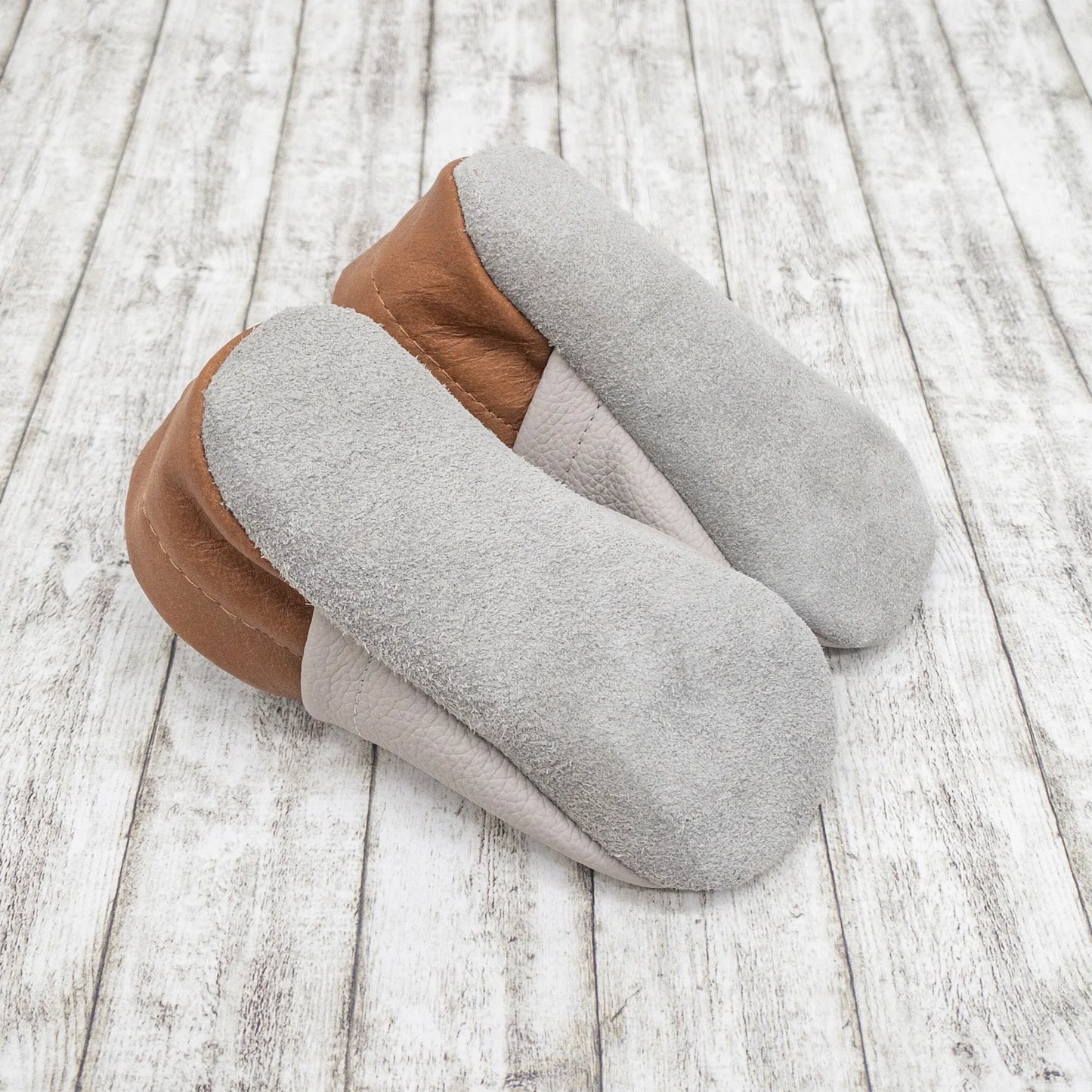 Krabbelschuhe aus Leder - personalisierbar mit Bär & Biene