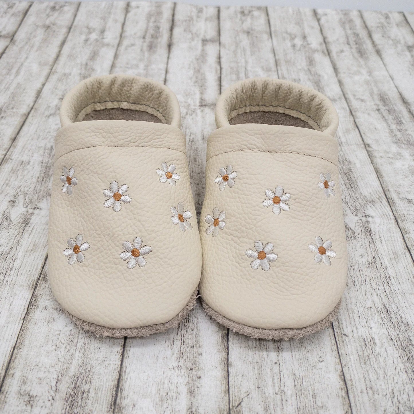 Krabbelschuhe aus Leder - personalisierbar mit Blumen