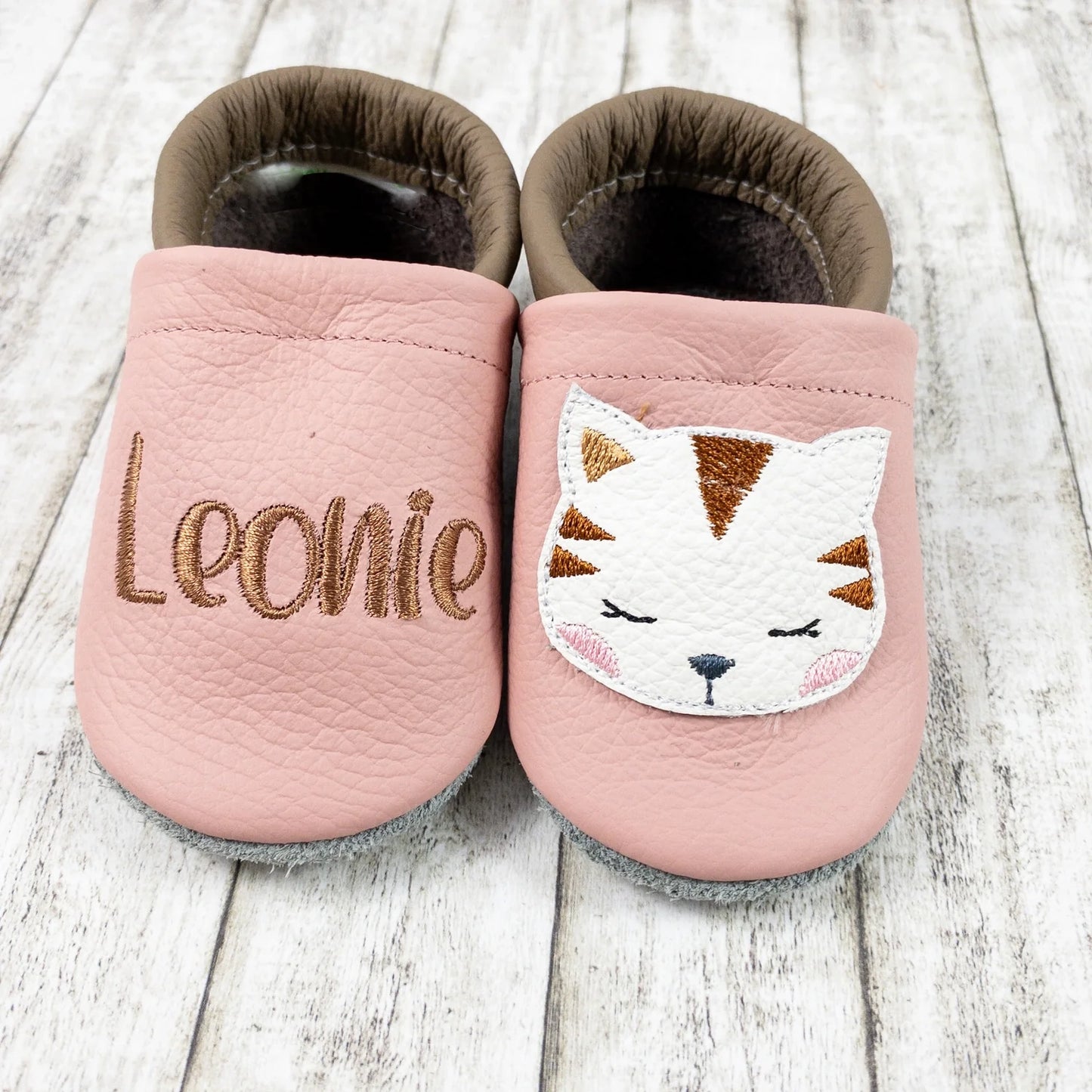Krabbelschuhe aus Leder - personalisierbar mit Katze aus Leder