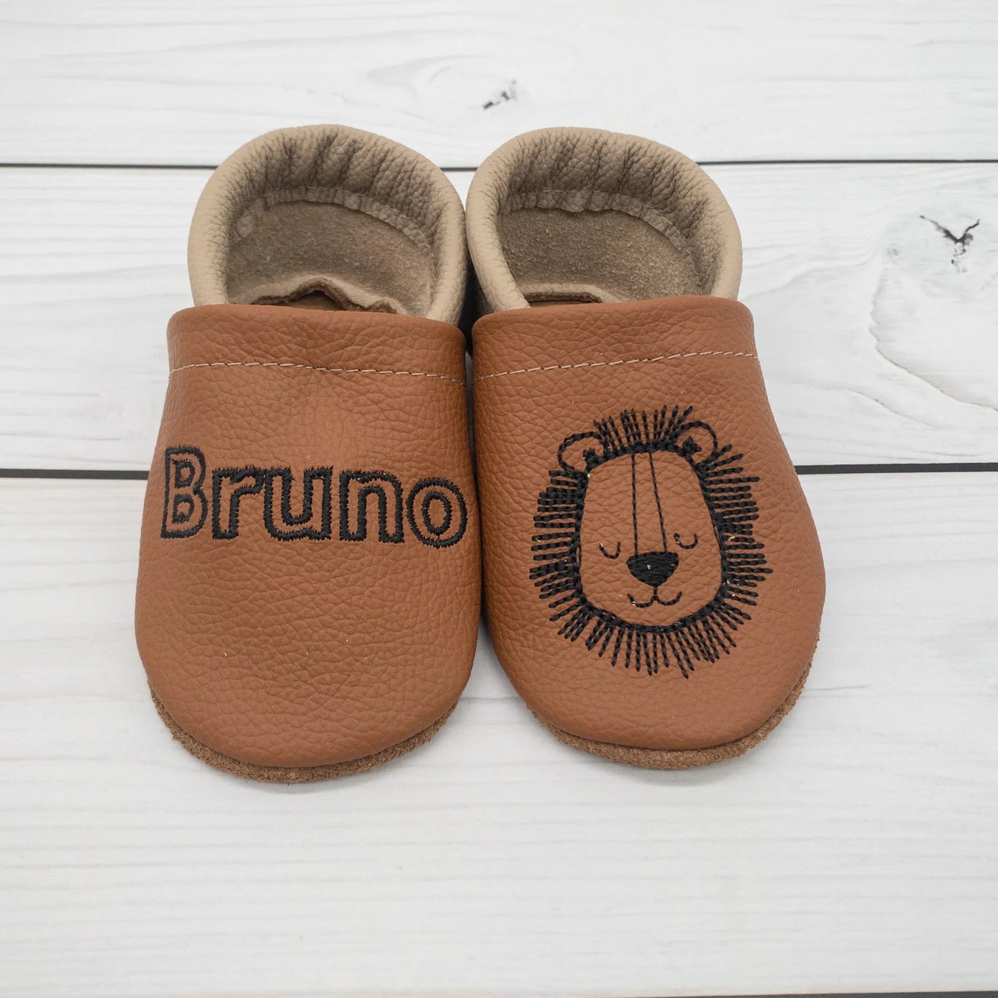 Krabbelschuhe aus Leder - personalisierbar mit Löwe einfarbig