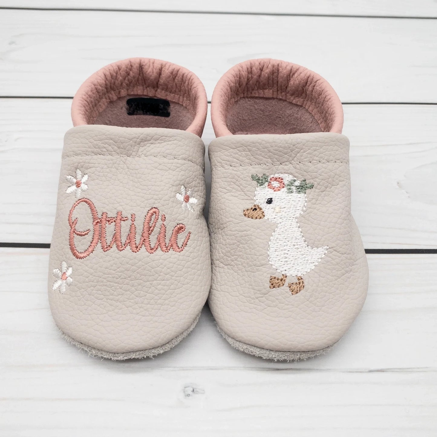 Krabbelschuhe aus Leder - personalisierbar mit Gans & Blumen