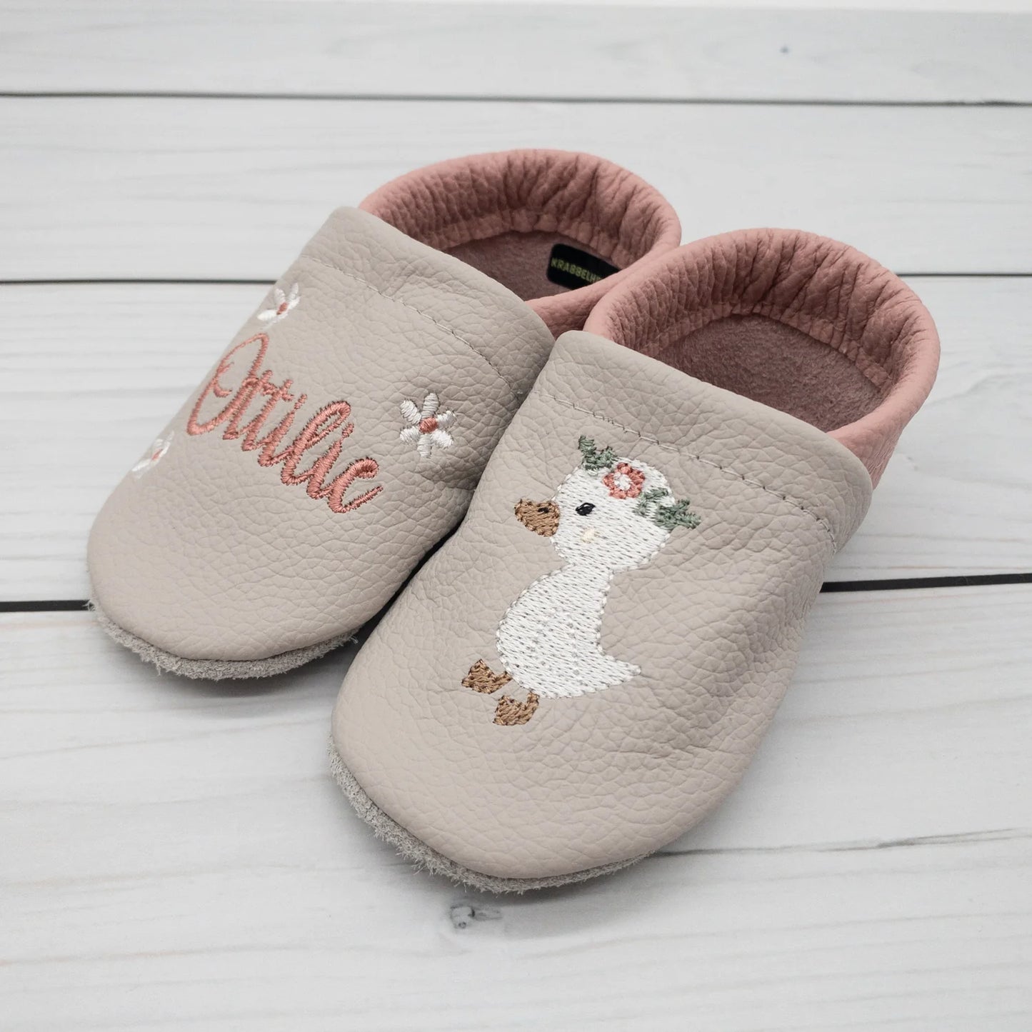 Krabbelschuhe aus Leder - personalisierbar mit Gans & Blumen