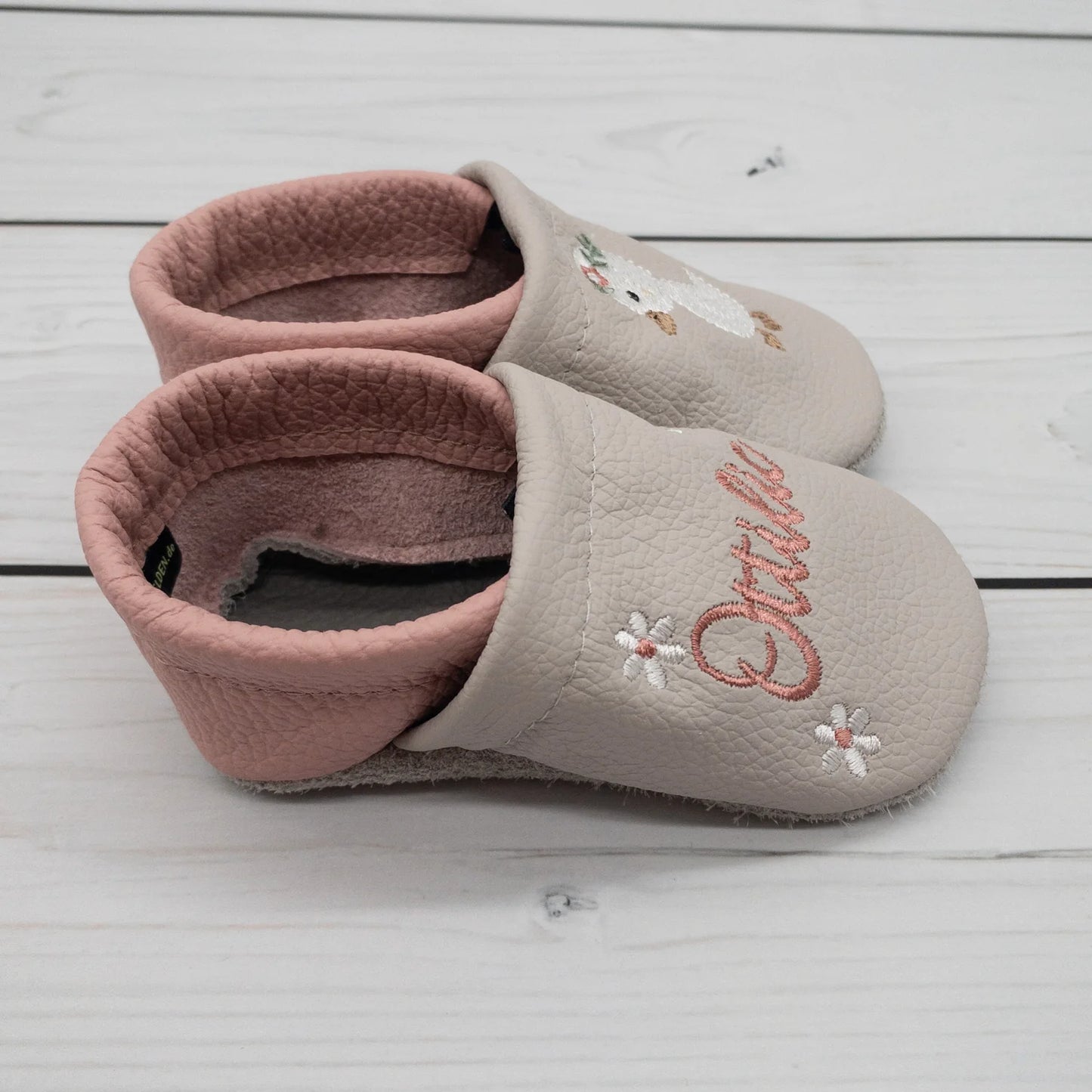 Krabbelschuhe aus Leder - personalisierbar mit Gans & Blumen