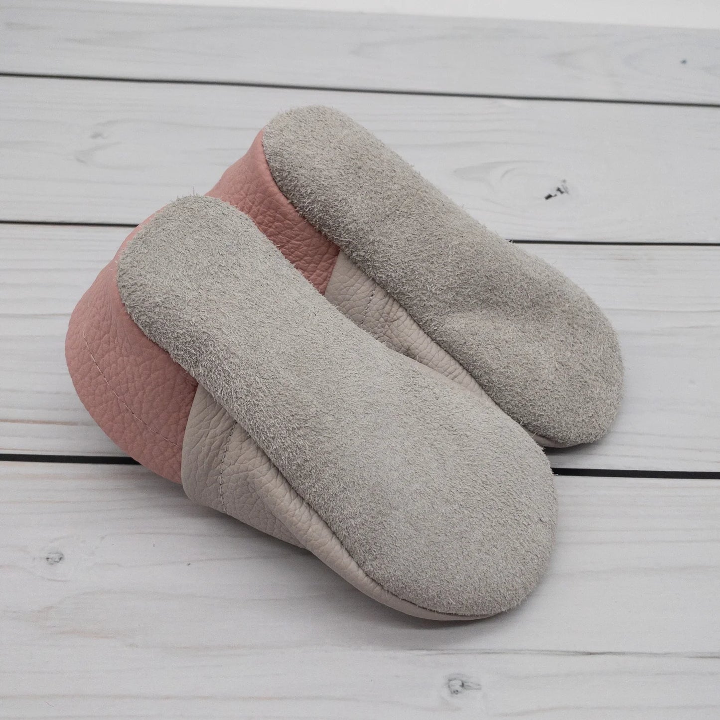 Krabbelschuhe aus Leder - personalisierbar mit Gans & Blumen
