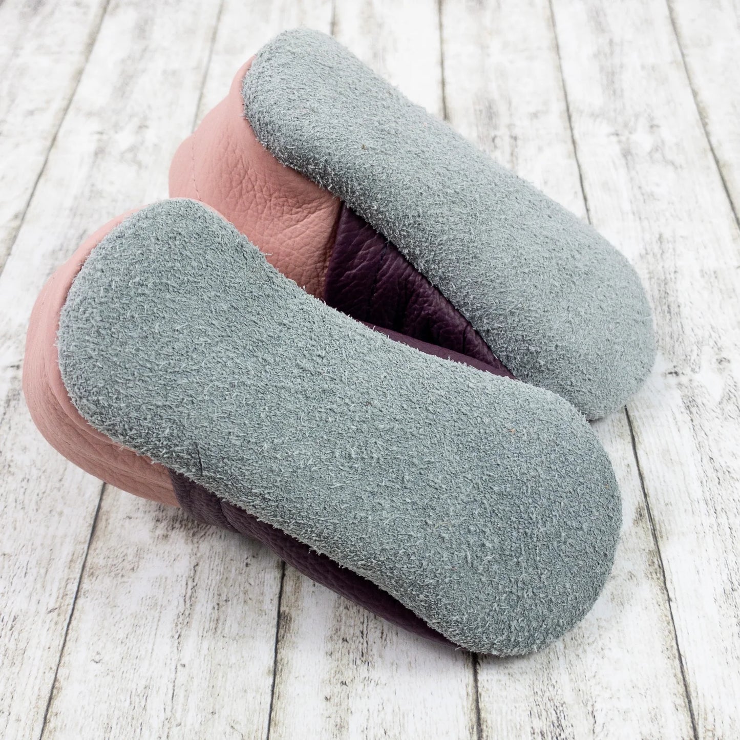 Krabbelschuhe aus Leder - personalisierbar mit Katze aus Leder