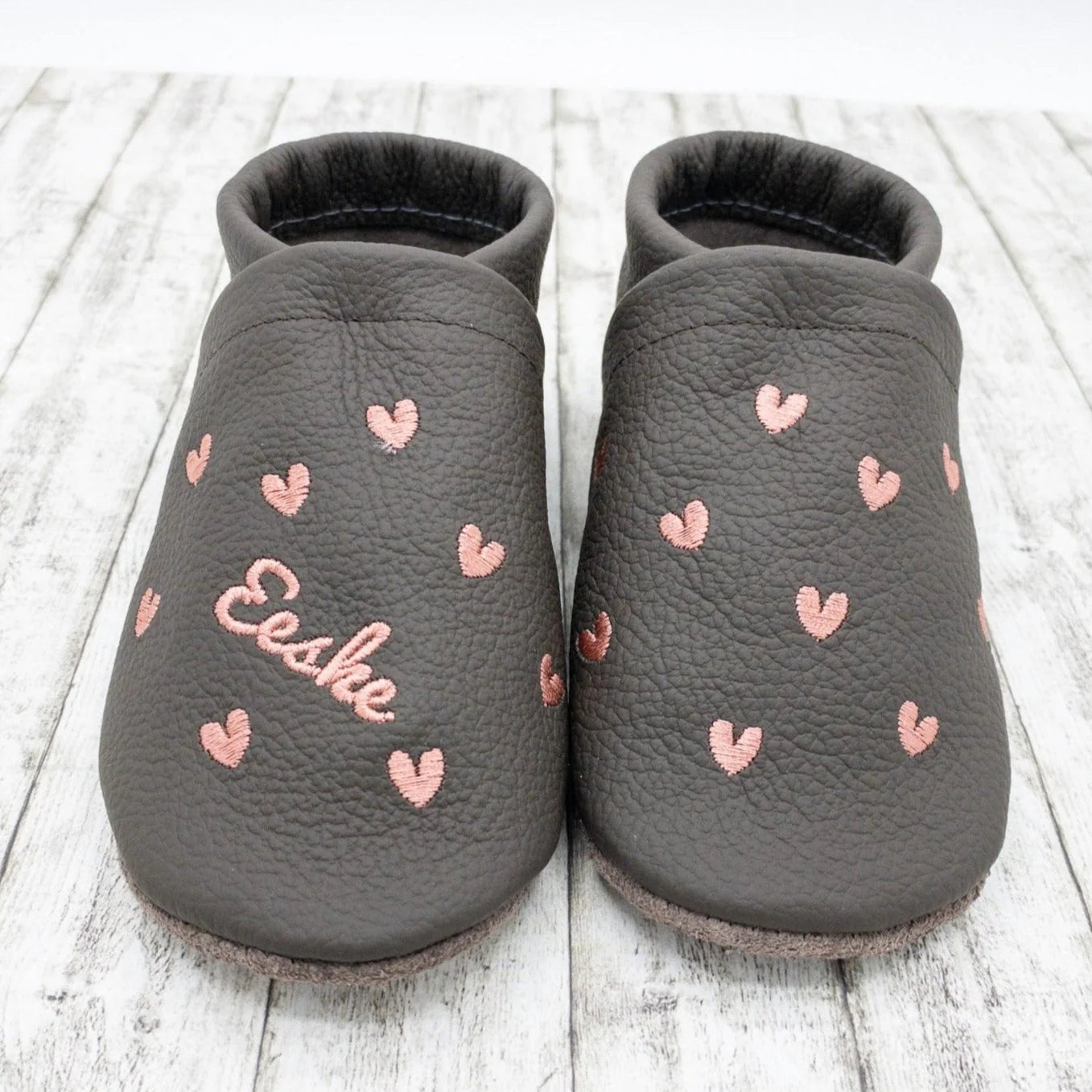 Krabbelschuhe aus Leder - personalisierbar mit Herzchen