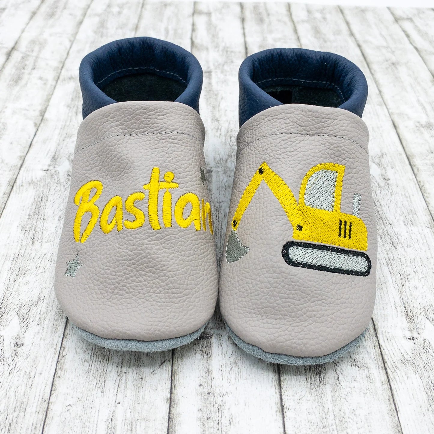 Krabbelschuhe aus Leder - personalisierbar mit Bagger