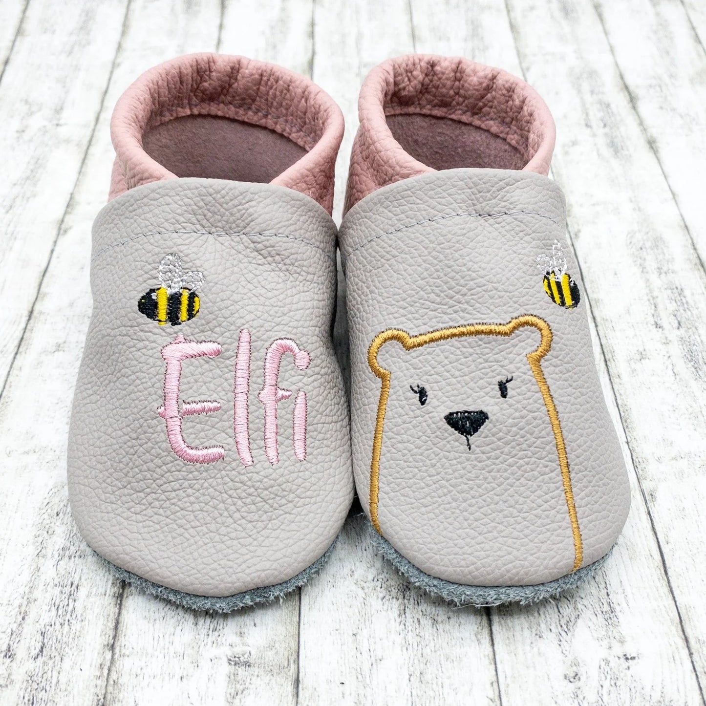 Krabbelschuhe aus Leder - personalisierbar mit Bär & Biene