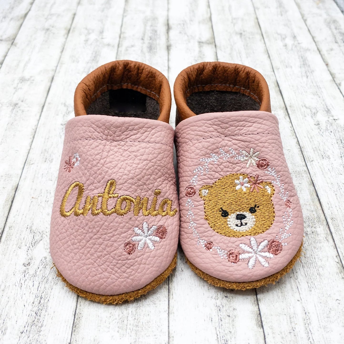 Krabbelschuhe aus Leder - personalisierbar mit Bär & Blumenkranz