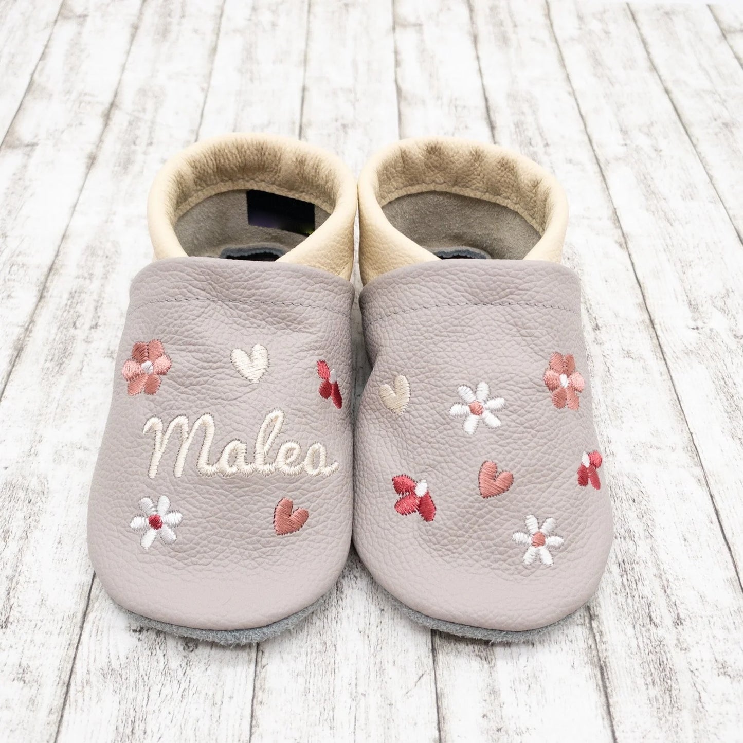 Krabbelschuhe aus Leder - personalisierbar mit Blumen & Herzen