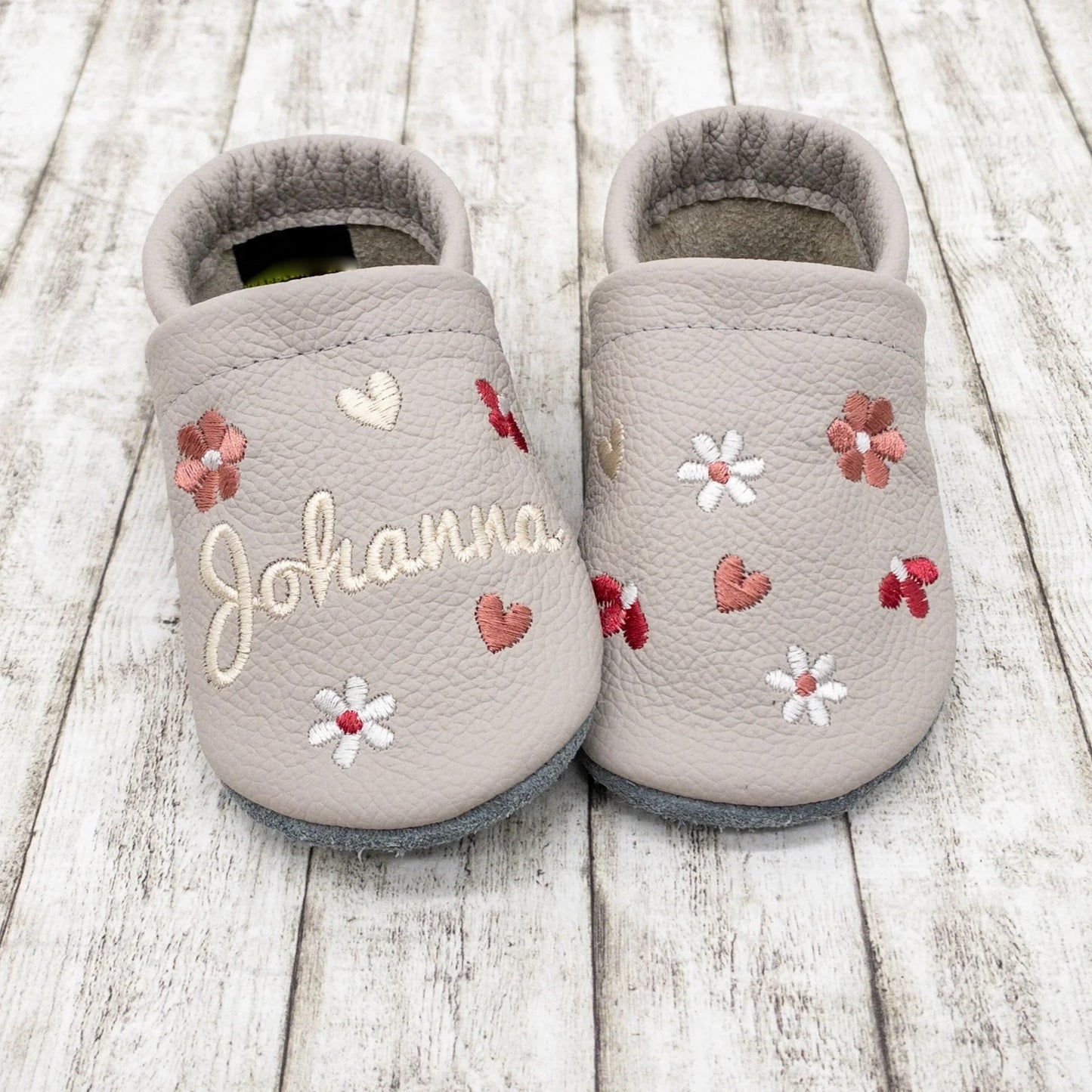 Krabbelschuhe aus Leder - personalisierbar mit Blumen & Herzen