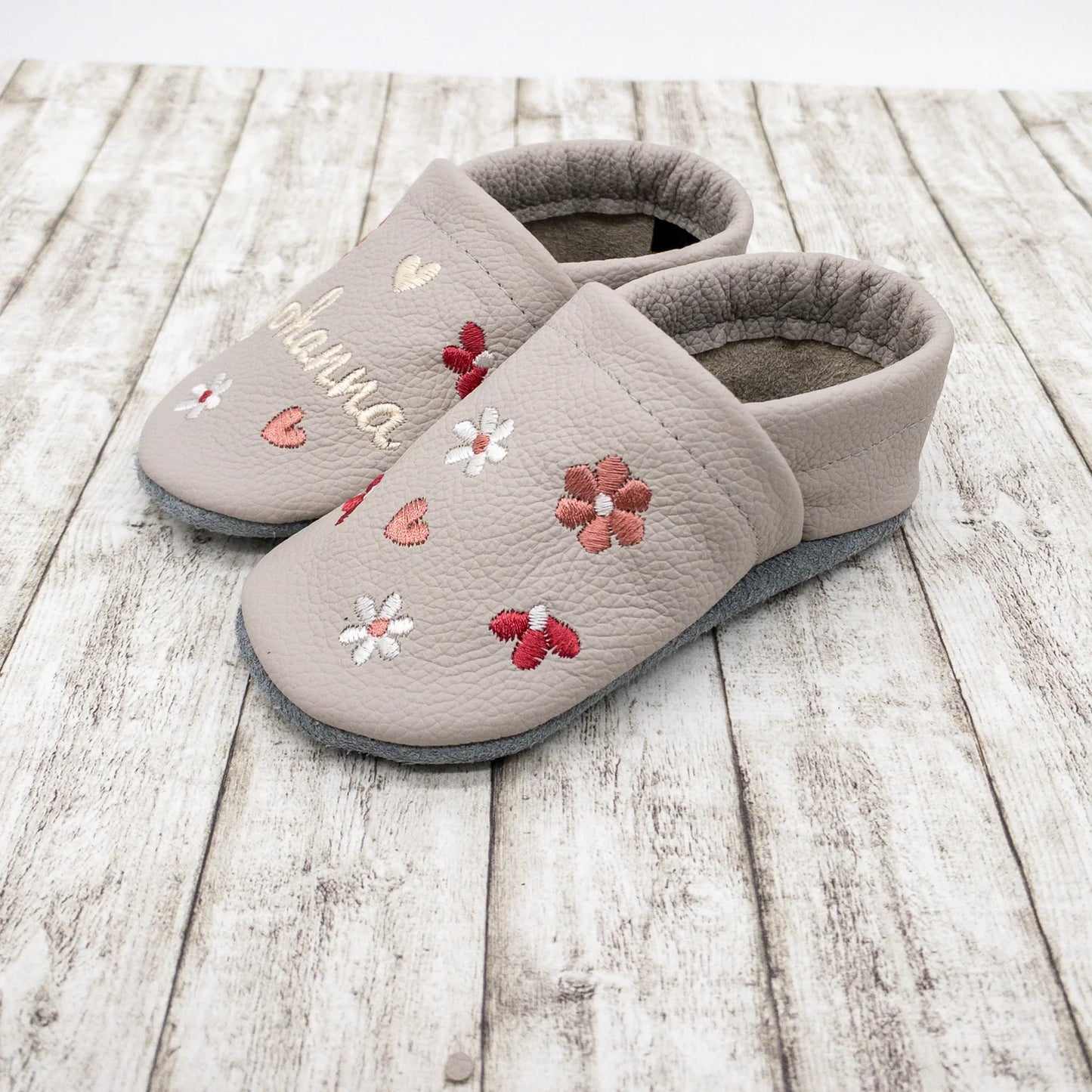 Krabbelschuhe aus Leder - personalisierbar mit Blumen & Herzen