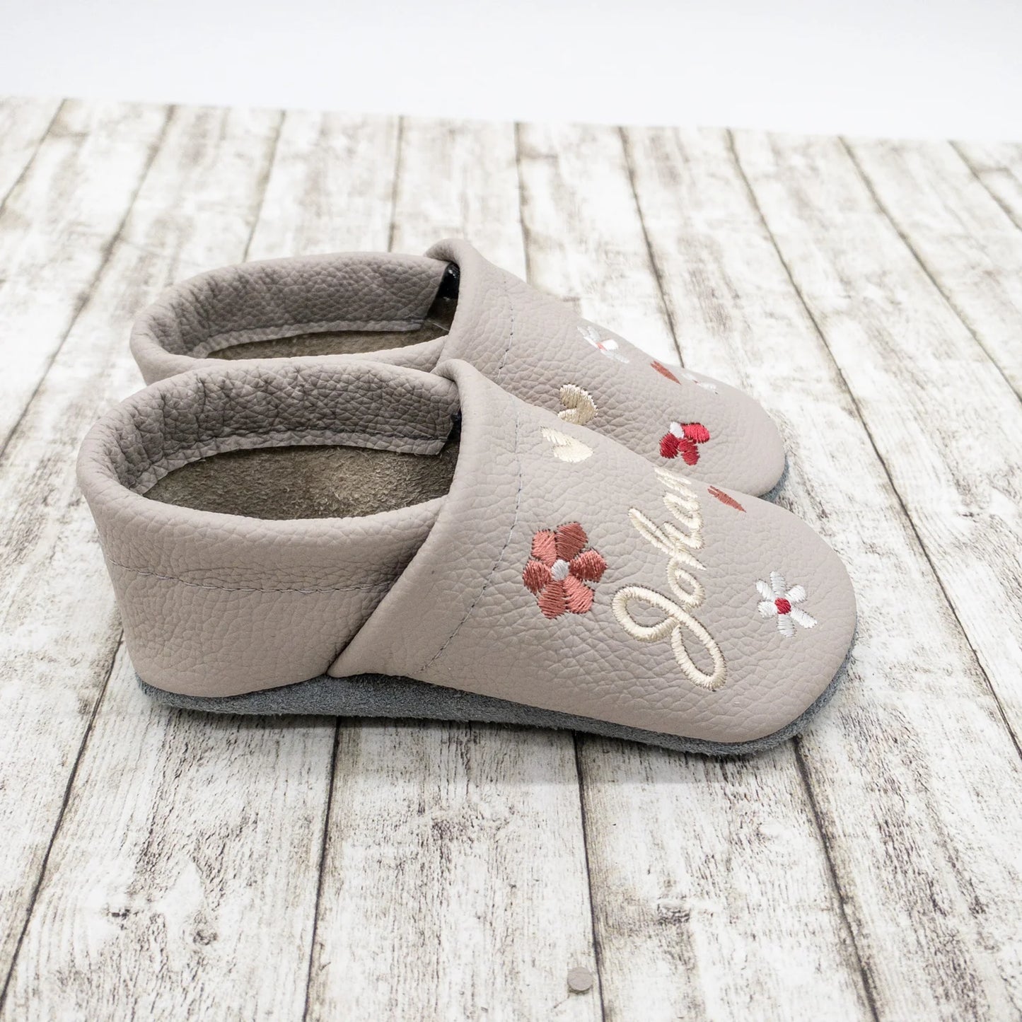 Krabbelschuhe aus Leder - personalisierbar mit Blumen & Herzen