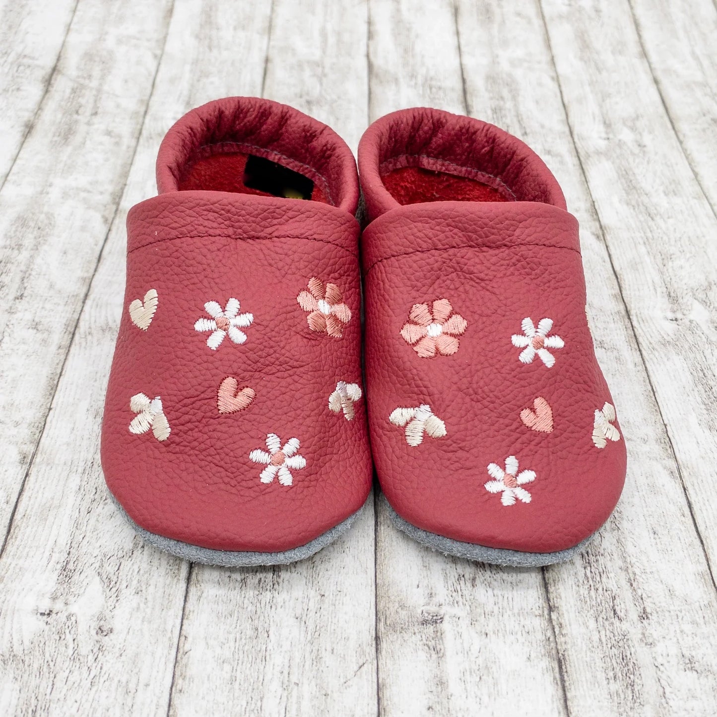 Krabbelschuhe aus Leder - personalisierbar mit Blumen & Herzen