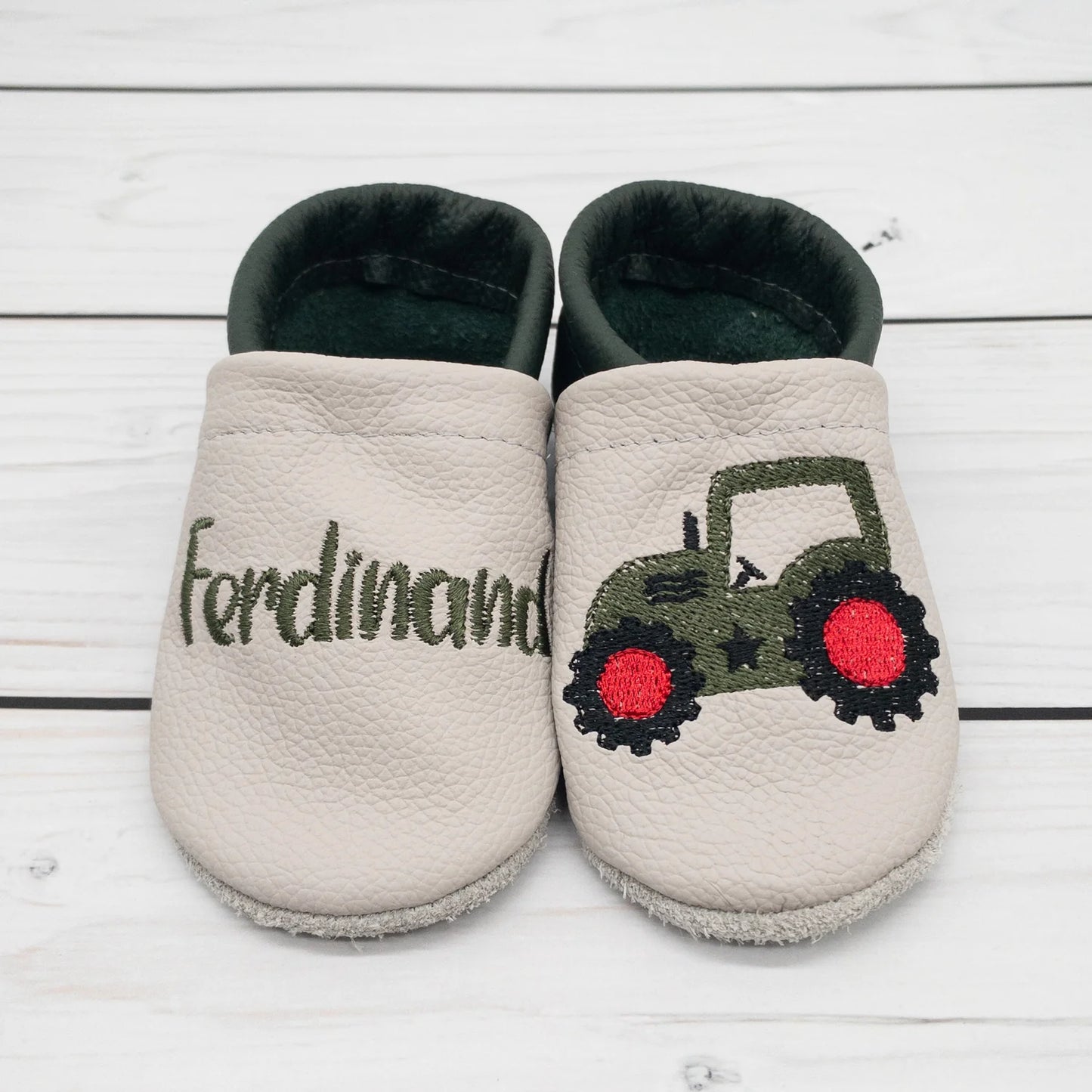 Krabbelschuhe aus Leder - personalisierbar mit Trecker