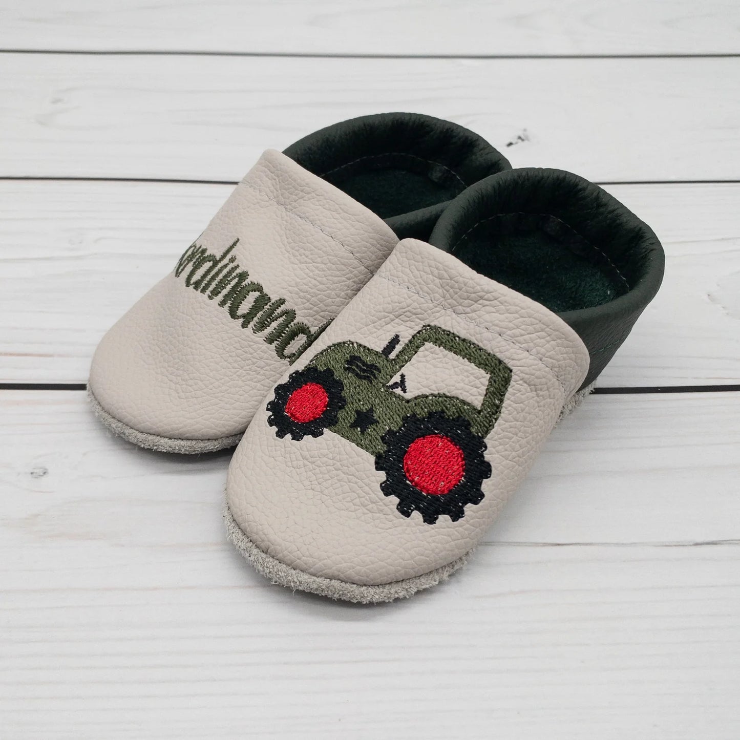 Krabbelschuhe aus Leder - personalisierbar mit Trecker