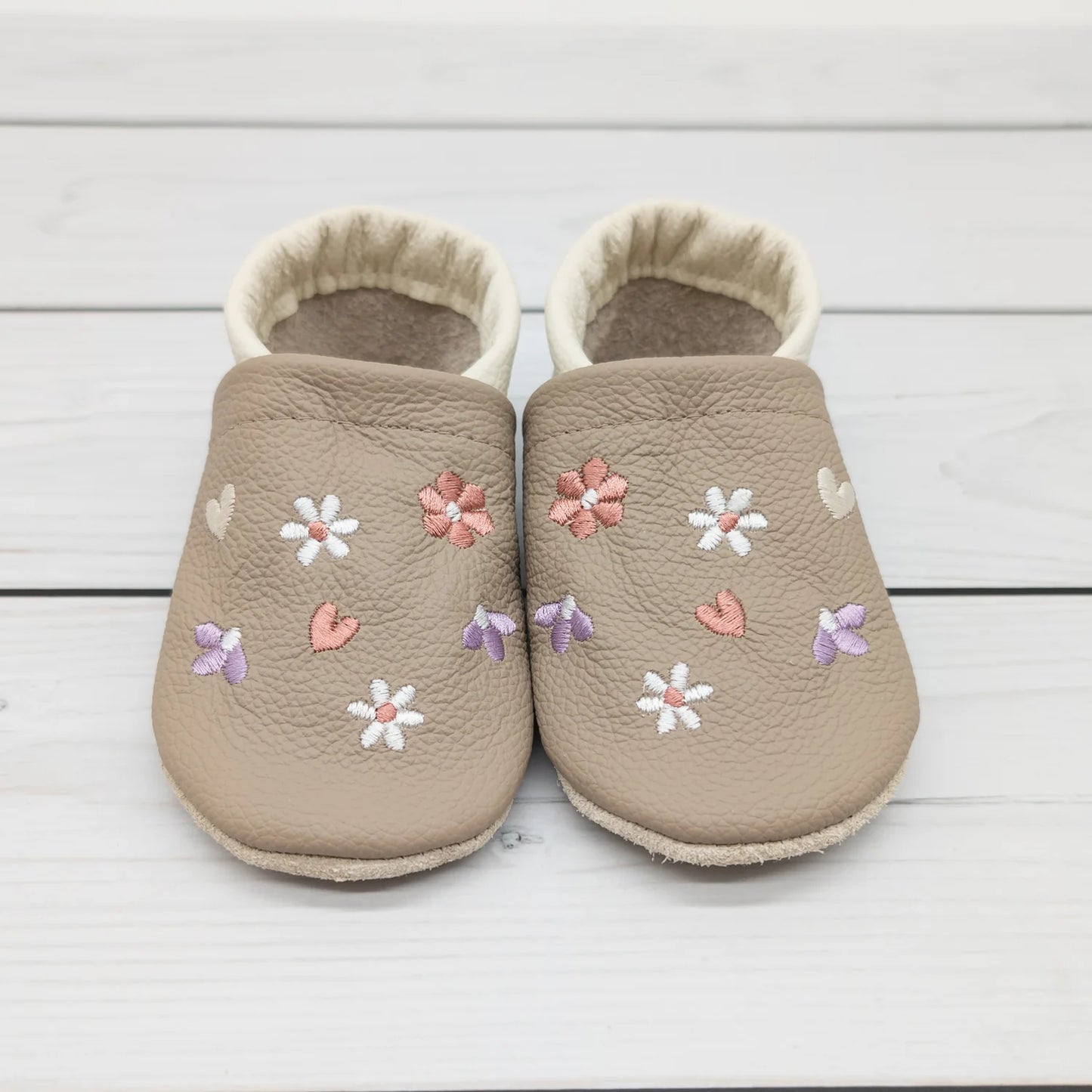 Krabbelschuhe aus Leder - personalisierbar mit Blumen & Herzen