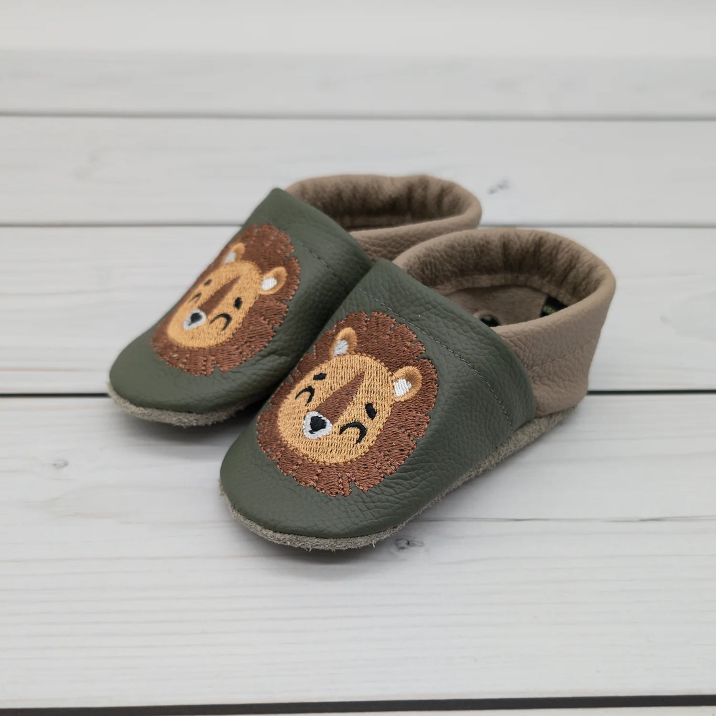 Krabbelschuhe aus Leder - personalisierbar mit Löwe