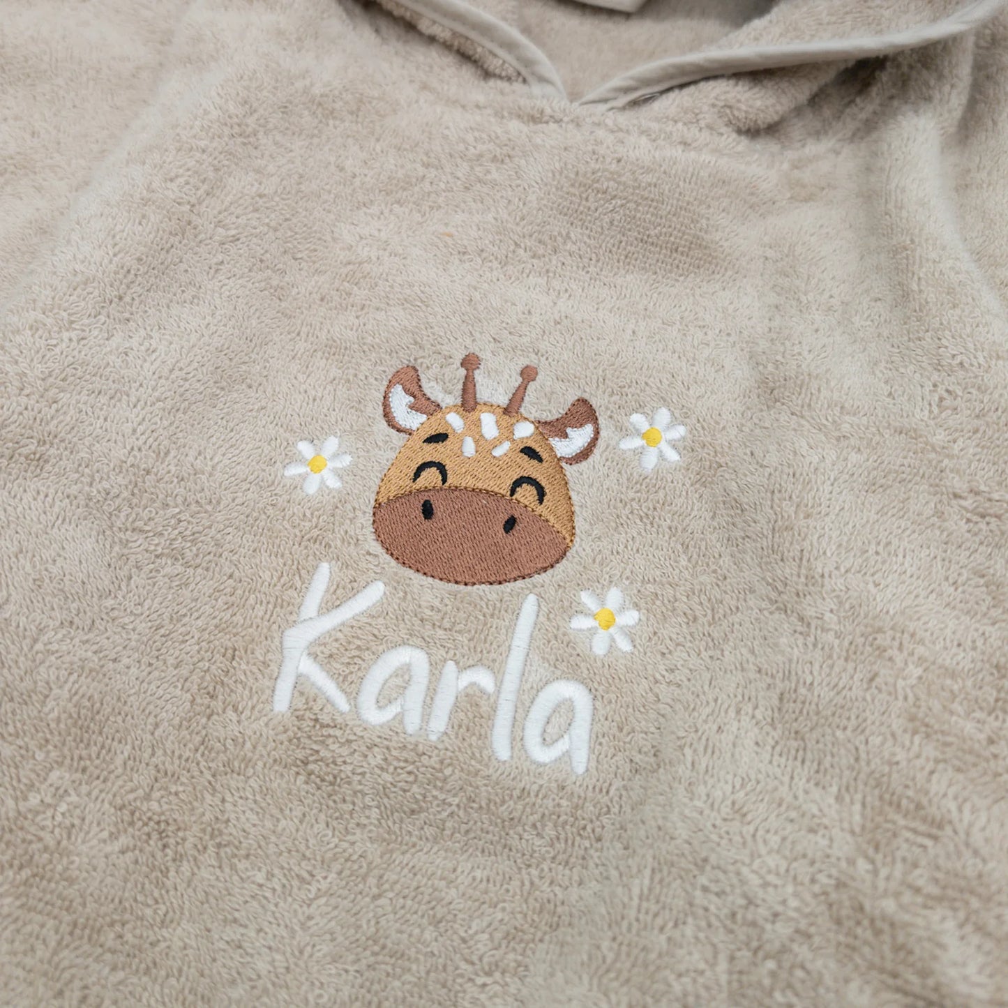 Badeponcho - Giraffe mit Blumen und Personalisierung
