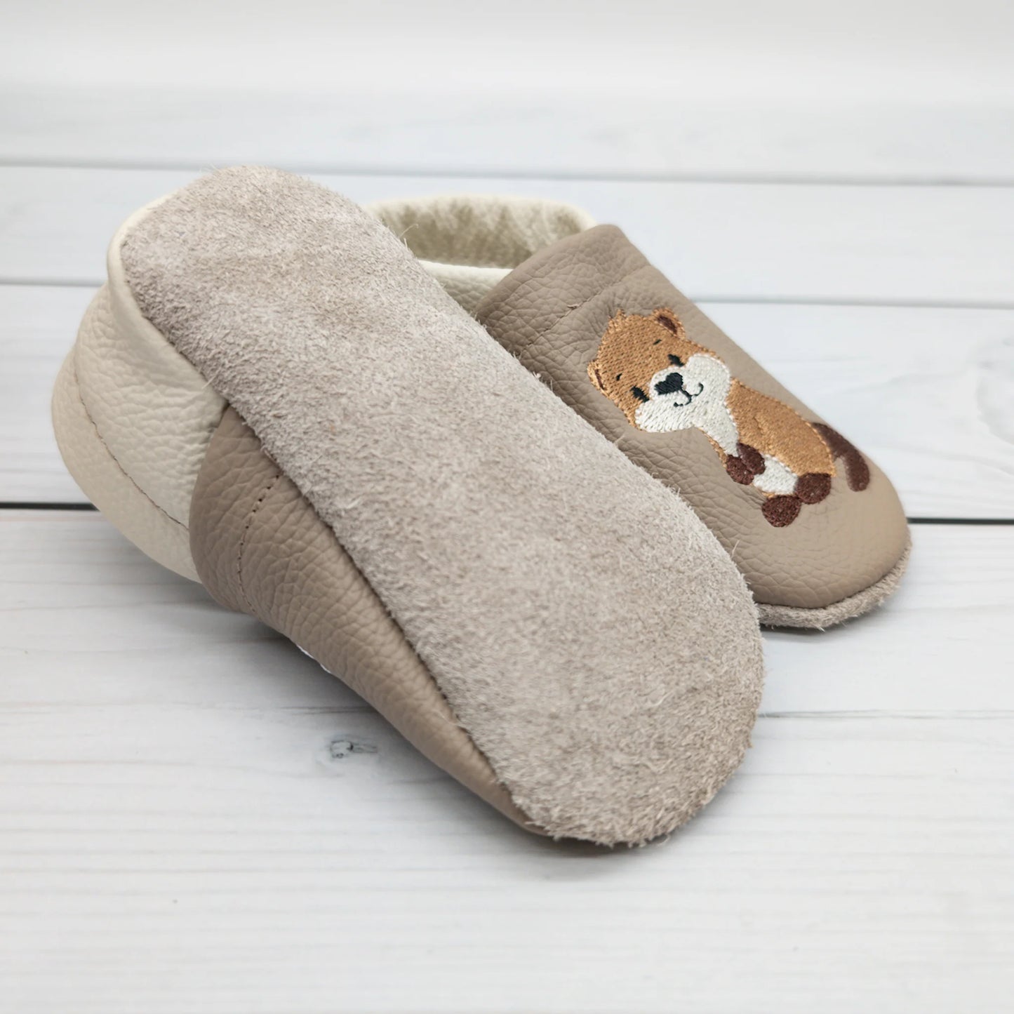 Personalisierte handgefertigte Lederpuschen mit süßem Otter-Motiv aus Echtleder