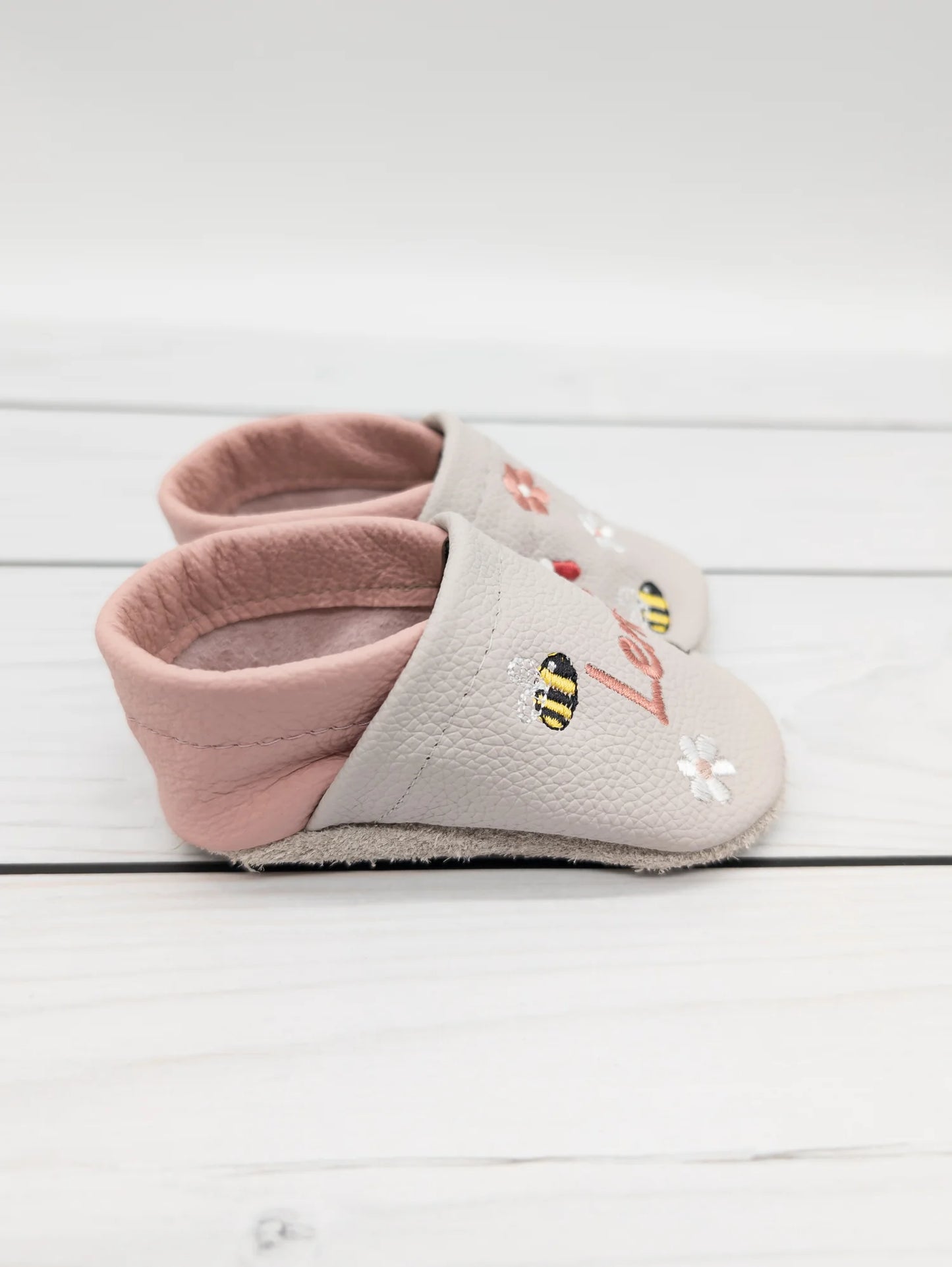 Krabbelschuhe aus Leder - personalisierbar mit Hummel & Blumen