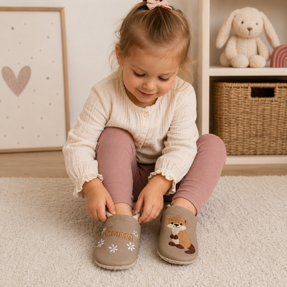 Personalisierte handgefertigte Lederpuschen mit süßem Otter-Motiv aus Echtleder