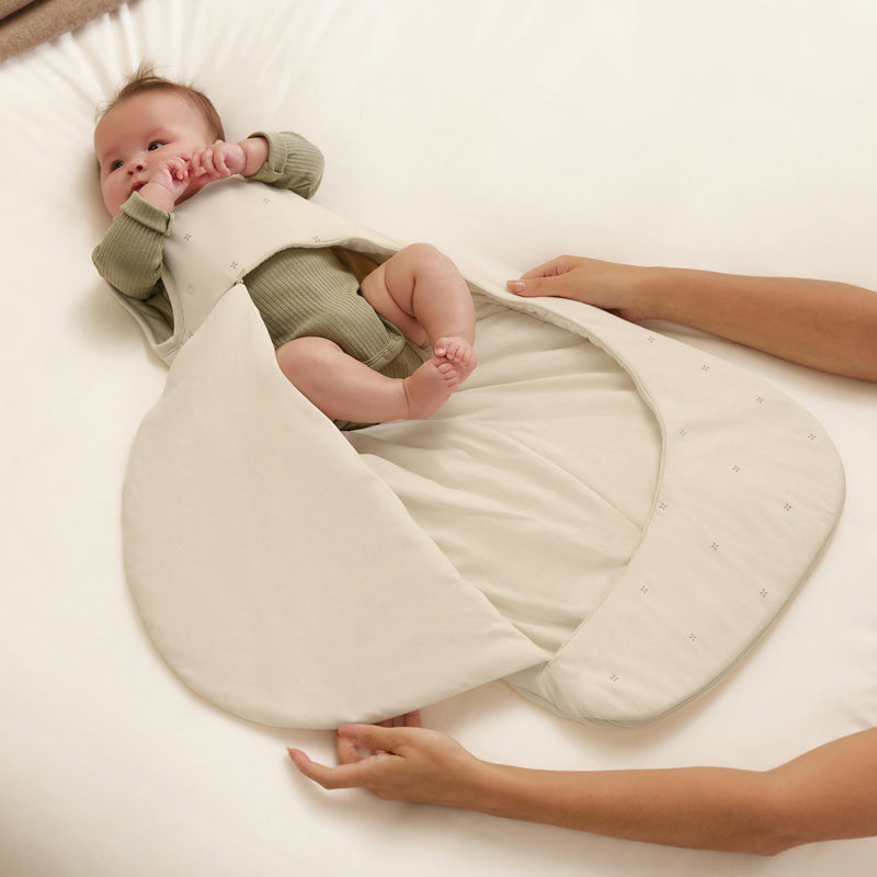 SnüzPouch Babyschlafsack 2,5 TOG – Sand Cloud & Cashmere Cross