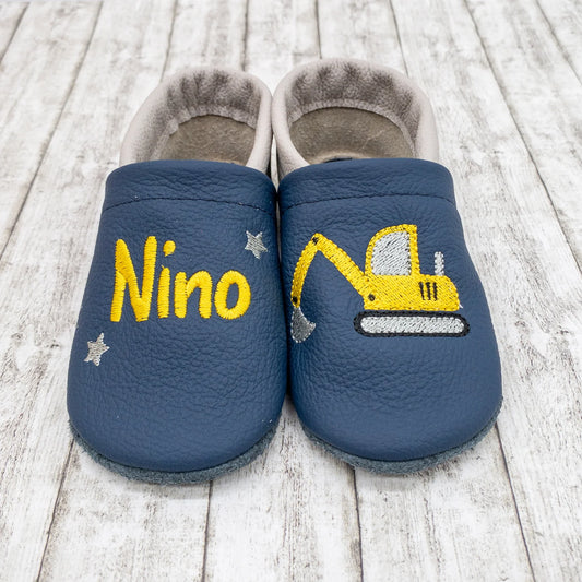 Krabbelschuhe aus Leder - personalisierbar mit Bagger