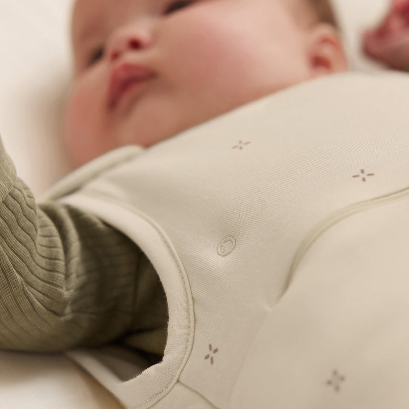 SnüzPouch Babyschlafsack 2,5 TOG – Sand Cloud & Cashmere Cross
