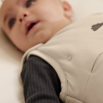 SnüzPouch Babyschlafsack 2,5 TOG – Sand Cloud & Cashmere Cross