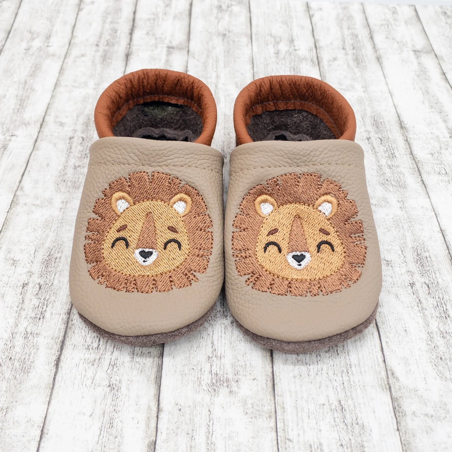 Krabbelschuhe aus Leder - personalisierbar mit Löwe