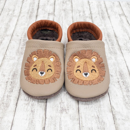 Krabbelschuhe aus Leder - personalisierbar mit Löwe