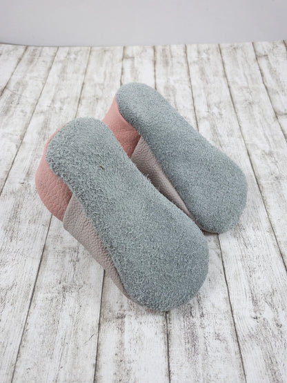 Krabbelschuhe aus Leder - personalisierbar mit Bär & Blumenkranz