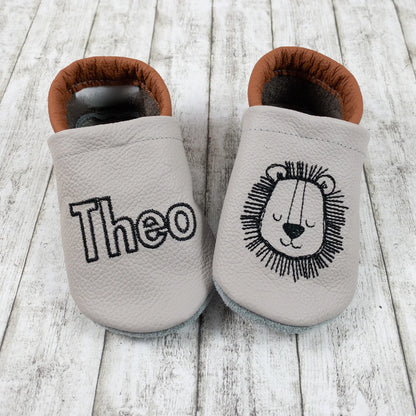 Krabbelschuhe aus Leder - personalisierbar mit Löwe einfarbig