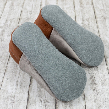 Krabbelschuhe aus Leder - personalisierbar mit Löwe einfarbig