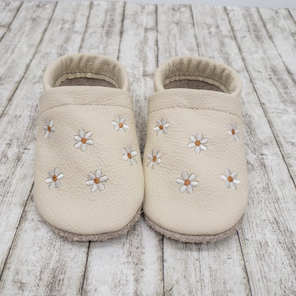 Krabbelschuhe aus Leder - personalisierbar mit Blumen