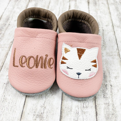 Krabbelschuhe aus Leder - personalisierbar mit Katze aus Leder