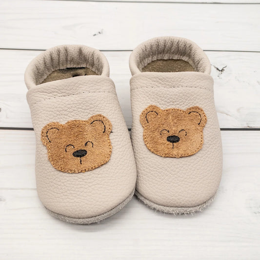 Krabbelschuhe aus Leder - personalisierbar mit Bär aus Leder