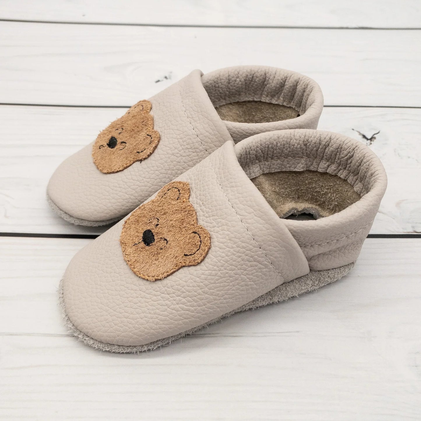 Krabbelschuhe aus Leder - personalisierbar mit Bär aus Leder