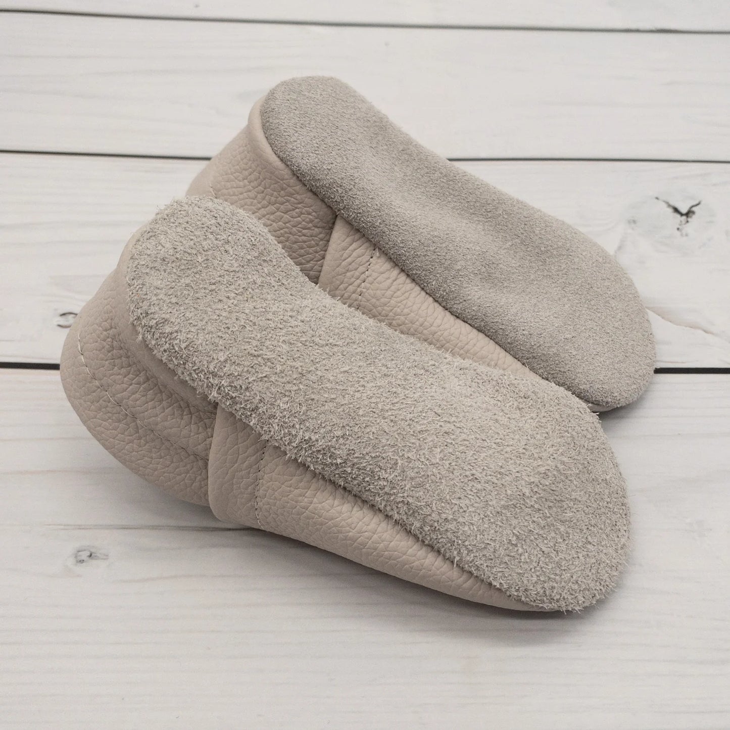 Krabbelschuhe aus Leder - personalisierbar mit Bär aus Leder