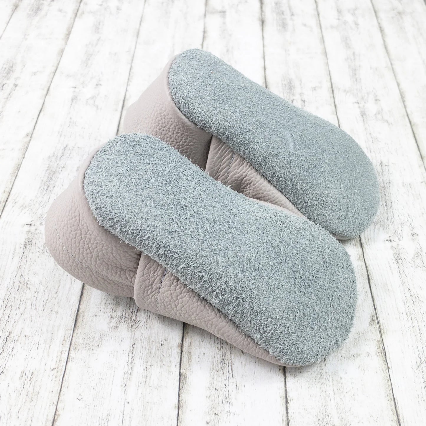 Krabbelschuhe aus Leder - personalisierbar mit Dino