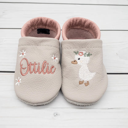 Krabbelschuhe aus Leder - personalisierbar mit Gans & Blumen