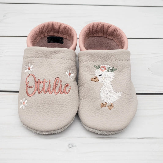 Krabbelschuhe aus Leder - personalisierbar mit Gans & Blumen